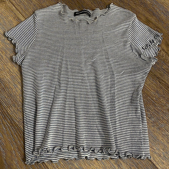 Brandy Melville Scallop Ribbed Top - Picture 2 of 5